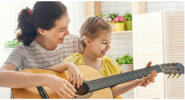 Trẻ bắt đầu học đàn guitar ở độ tuổi nào là phù hợp?
