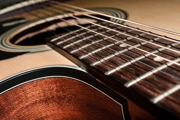 Tìm hiểu về guitar gỗ mun? Dùng đàn guitar gỗ mun thì như thế nào?