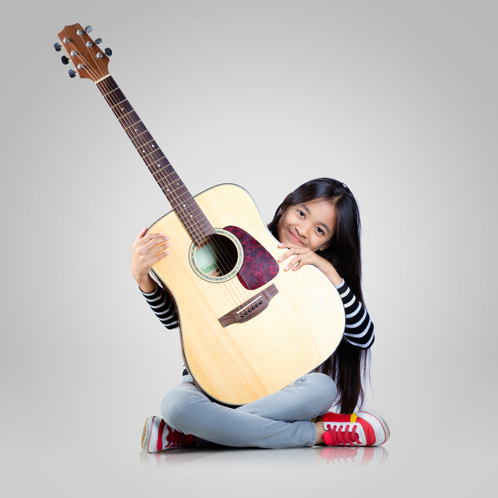 Những lợi ích của việc chơi guitar với trẻ nhỏ